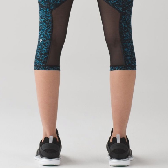 Lululemon Outrun 17" Crop in Iced Wave Capri Black - Picture 13 of 16